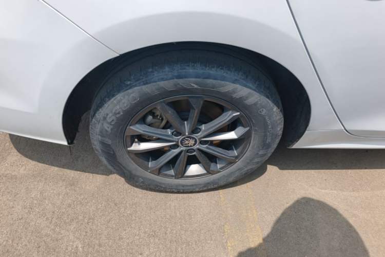 Used BYD Qin PLUS 2021 EV 400KM Leading Comfort Edition Right Rear Wheel Hub