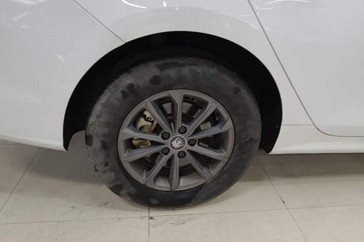 Used BYD Qin PLUS 2021 EV 400KM Leading Comfort Edition Right Rear Wheel Hub