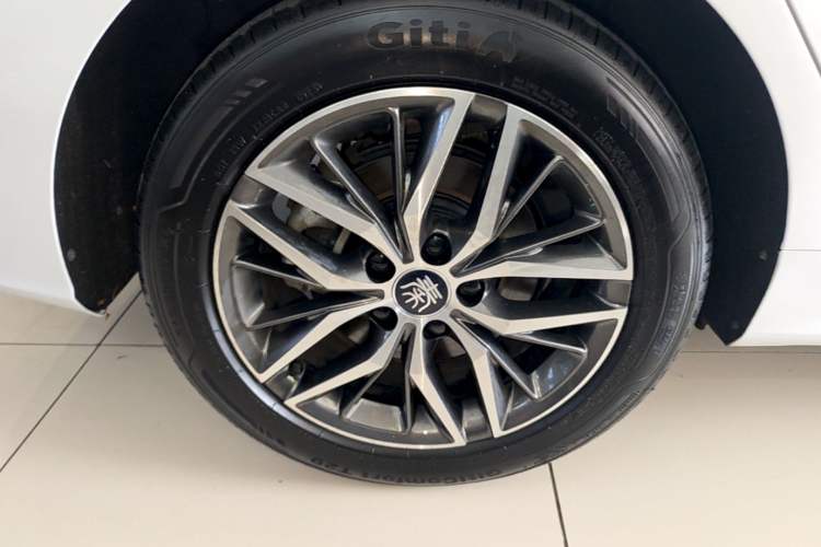 Used BYD Qin PLUS 2021 EV 500KM Premium Model Right Rear Wheel Hub