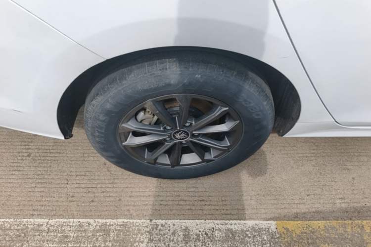 Used BYD Qin PLUS 2021 EV 400KM Leading Comfort Edition Right Rear Wheel Hub