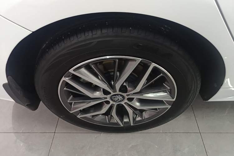 Used BYD Qin PLUS 2021 EV 500KM Premium Model Right Rear Wheel Hub
