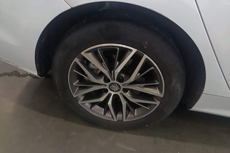Used BYD Qin PLUS 2021 DM-i 55KM Flagship Model Right Rear Wheel Hub