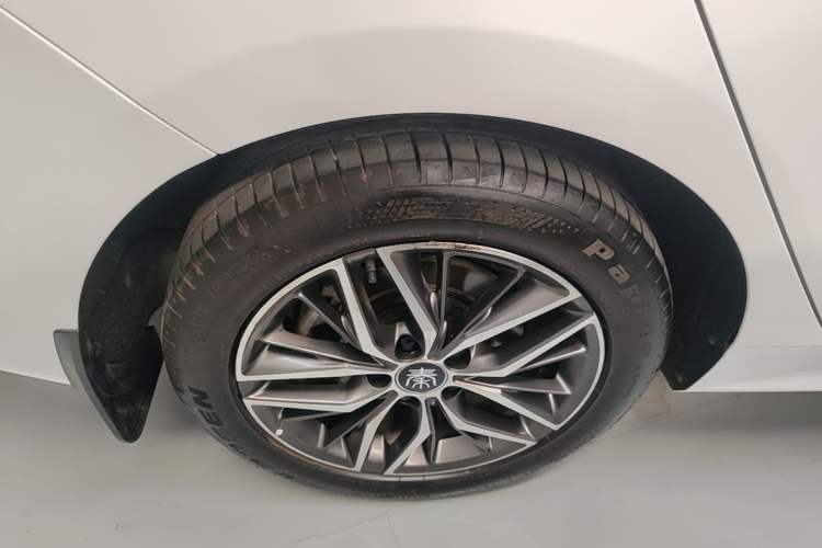 Used BYD Qin PLUS 2021 EV 500KM Luxury Model Right Rear Wheel Hub