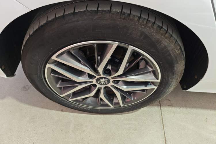 Used BYD Qin PLUS 2021 EV 500KM Luxury Model Right Rear Wheel Hub