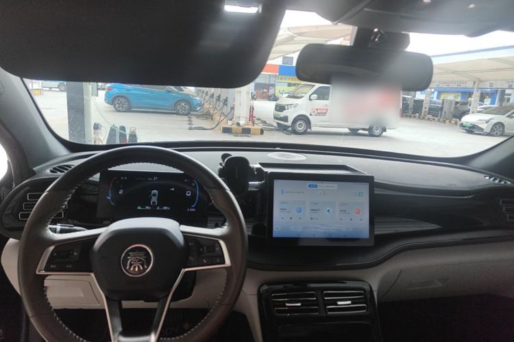 Used BYD Qin PLUS 2023 Champion Edition DM-i 55KM Leading Model Center Console