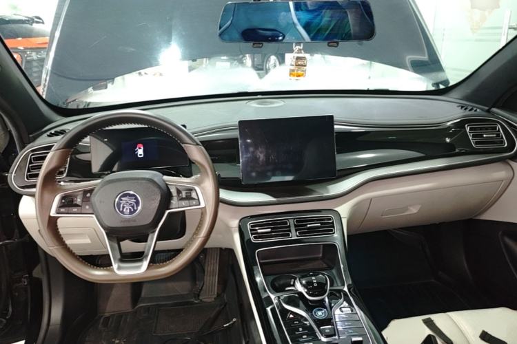 Used BYD Qin PLUS 2023 Champion Edition DM-i 55KM Superior Model Center Console