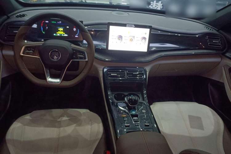 Used BYD Qin PLUS 2023 Champion Edition DM-i 55KM Leading Model Center Console