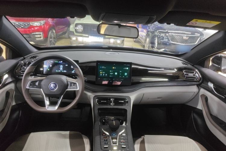 Used BYD Qin PLUS 2023 Champion Edition DM-i 55KM Leading Model Center Console