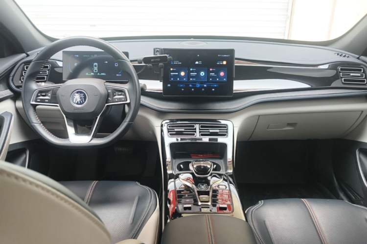 Used BYD Qin PLUS 2023 Champion Edition DM-i 55KM Leading Model Center Console