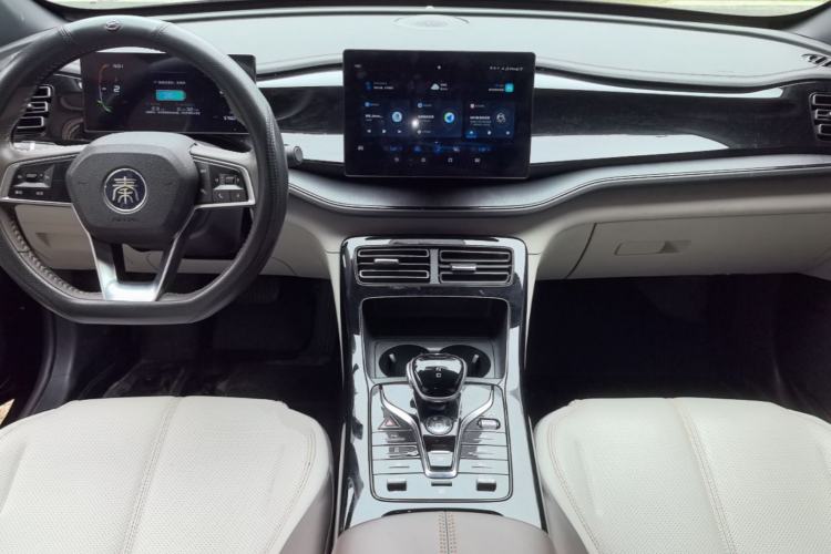 Used BYD Qin PLUS 2023 Champion Edition DM-i 120KM Leading Model Center Console
