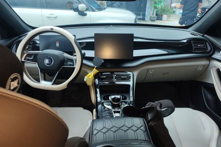 Used BYD Qin PLUS 2023 Champion Edition DM-i 55KM Leading Model Center Console