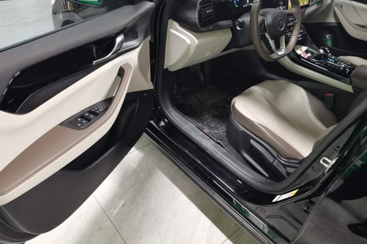 Used BYD Qin PLUS 2023 Champion Edition DM-i 55KM Leading Model Driver Seat