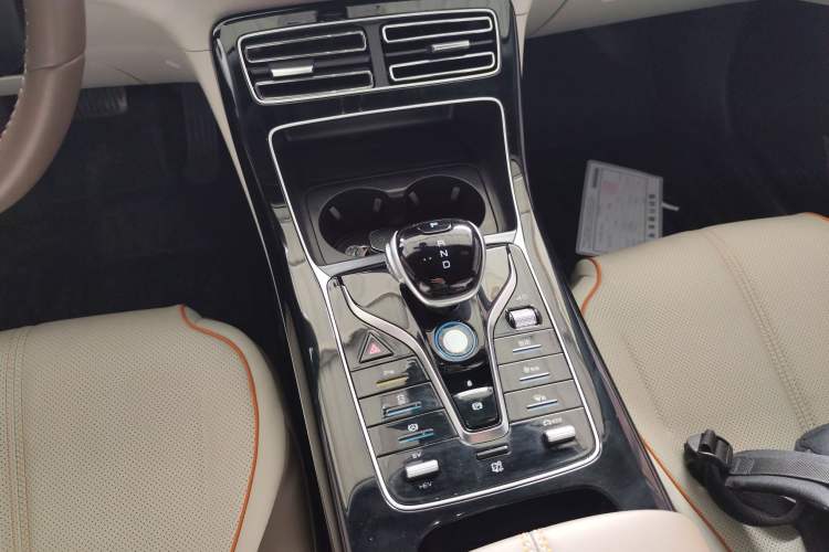 Used BYD Qin PLUS 2023 Champion Edition DM-i 120KM Beyond Model Gear Lever