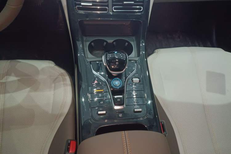 Used BYD Qin PLUS 2023 Champion Edition DM-i 55KM Leading Model Gear Lever