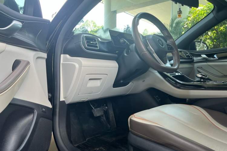 Used BYD Qin PLUS 2023 Champion Edition DM-i 55KM Superior Model Interior 2