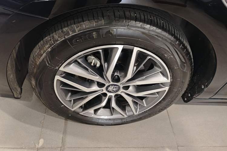 Used BYD Qin PLUS 2023 Champion Edition DM-i 55KM Superior Model Left Front Wheel Hub