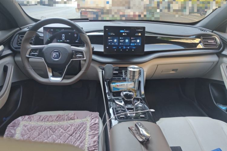 Used BYD Qin PLUS 2023 Champion Edition DM-i 55KM Leading Model Center Console