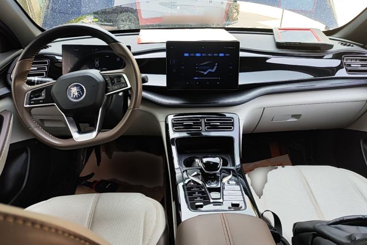 Used BYD Qin PLUS 2023 Champion Edition DM-i 55KM Leading Model Center Console