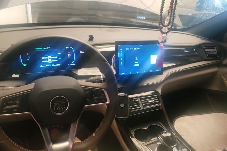 Used BYD Qin PLUS 2023 Champion Edition DM-i 55KM Leading Model Center Console