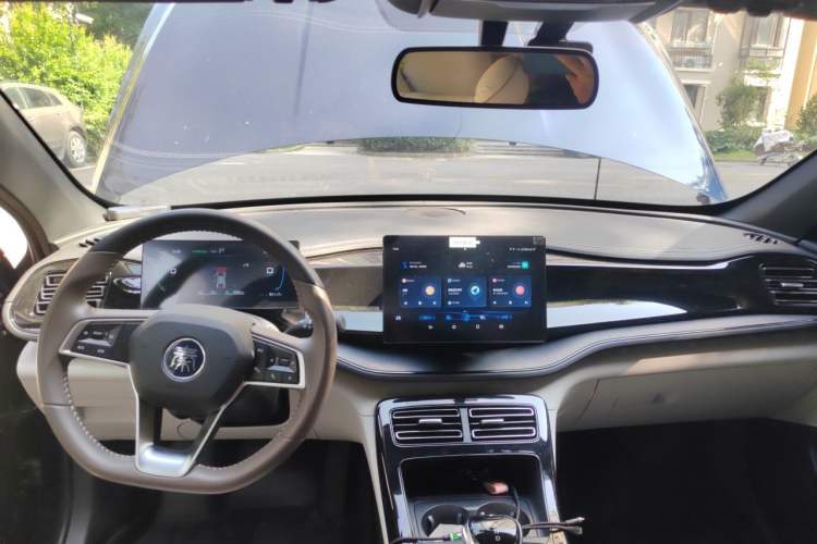 Used BYD Qin PLUS 2023 Champion Edition DM-i 55KM Leading Model Center Console