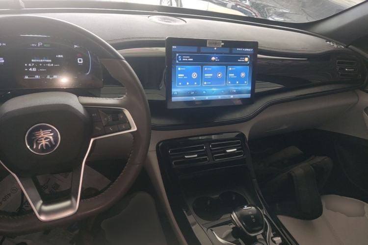 Used BYD Qin PLUS 2023 Champion Edition DM-i 55KM Leading Model Center Console