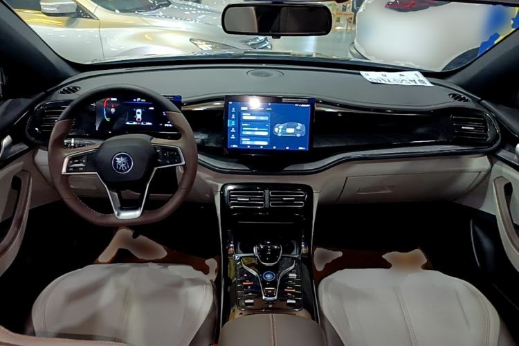 Used BYD Qin PLUS 2023 Champion Edition DM-i 55KM Leading Model Center Console