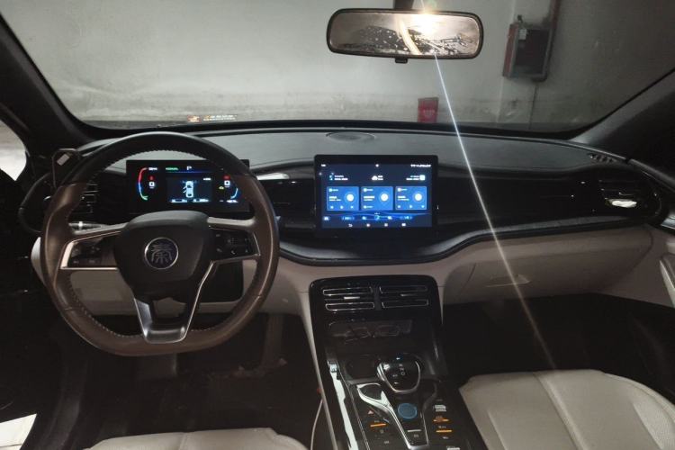 Used BYD Qin PLUS 2023 Champion Edition DM-i 55KM Leading Model Center Console