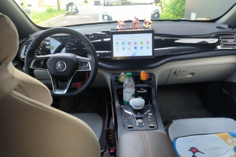 Used BYD Qin PLUS 2023 Champion Edition DM-i 55KM Leading Model Center Console