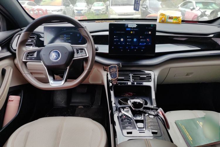 Used BYD Qin PLUS 2023 Champion Edition DM-i 55KM Leading Model Center Console