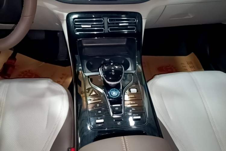 Used BYD Qin PLUS 2023 Champion Edition DM-i 55KM Leading Model Gear Lever