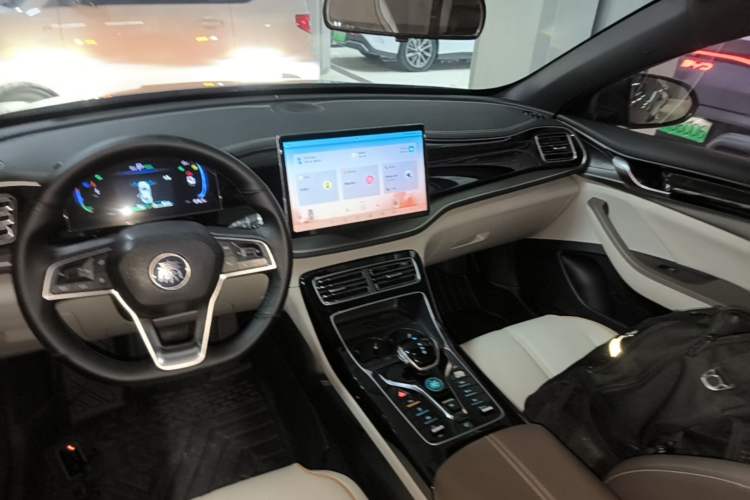 Used BYD Qin PLUS 2023 Champion Edition DM-i 120KM Beyond Model Audio And AC Panel