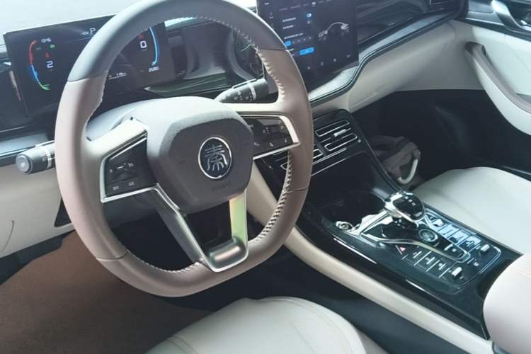 Used BYD Qin PLUS 2023 Champion Edition DM-i 55KM Leading Model Center Console