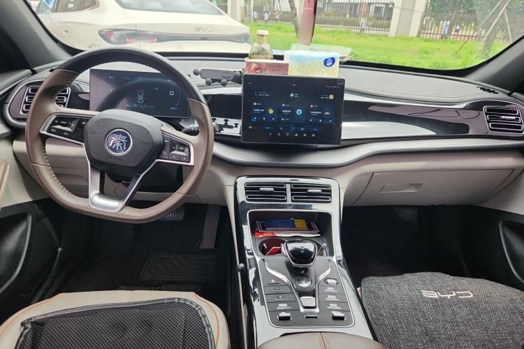 Used BYD Qin PLUS 2023 Champion Edition DM-i 120KM Leading Model Center Console
