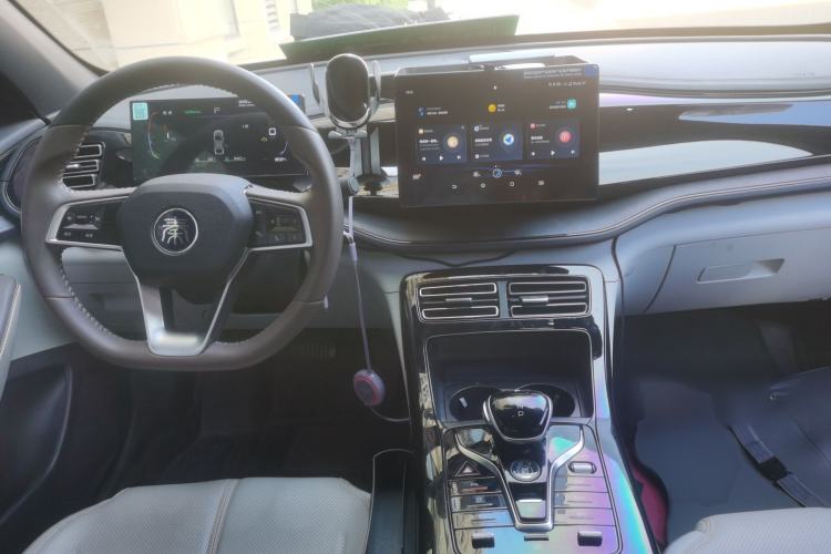 Used BYD Qin PLUS 2023 Champion Edition DM-i 55KM Leading Model Center Console