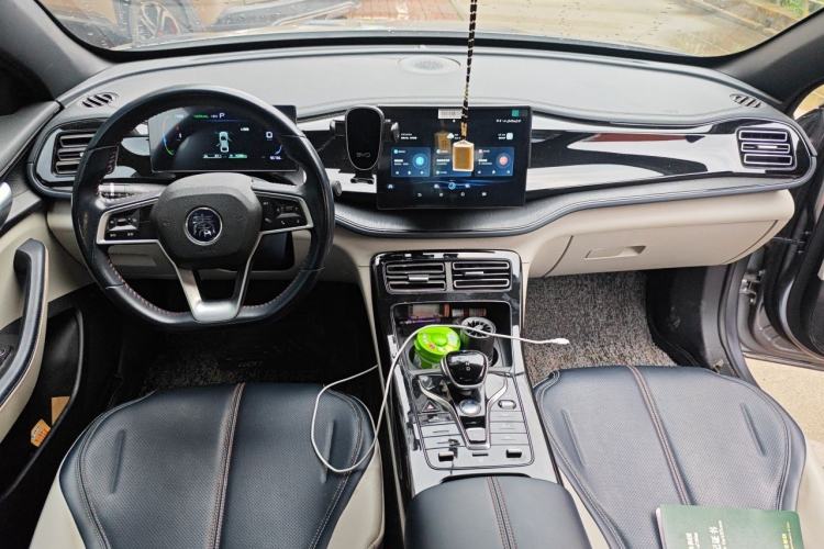 Used BYD Qin PLUS 2023 Champion Edition DM-i 55KM Leading Model Center Console