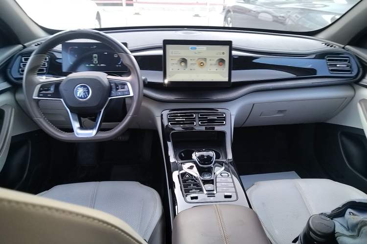 Used BYD Qin PLUS 2023 Champion Edition DM-i 55KM Leading Model Center Console
