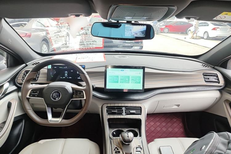Used BYD Qin PLUS 2023 Champion Edition DM-i 55KM Leading Model Center Console