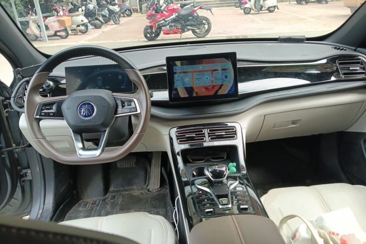 Used BYD Qin PLUS 2023 Champion Edition DM-i 55KM Leading Model Center Console