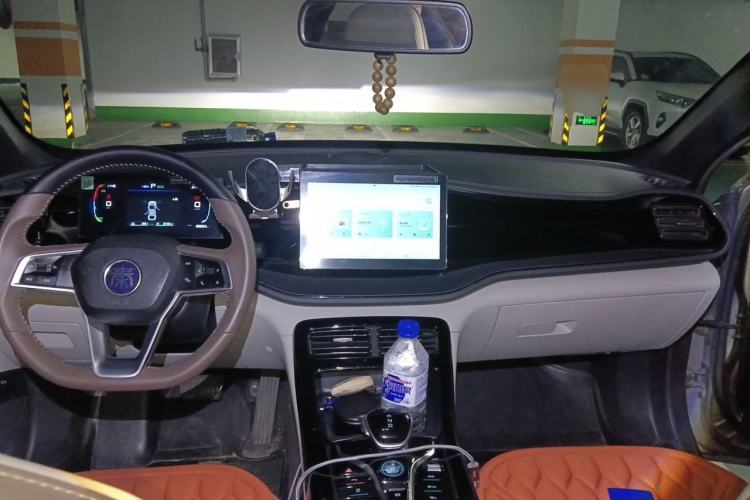 Used BYD Qin PLUS 2023 Champion Edition DM-i 55KM Leading Model Center Console