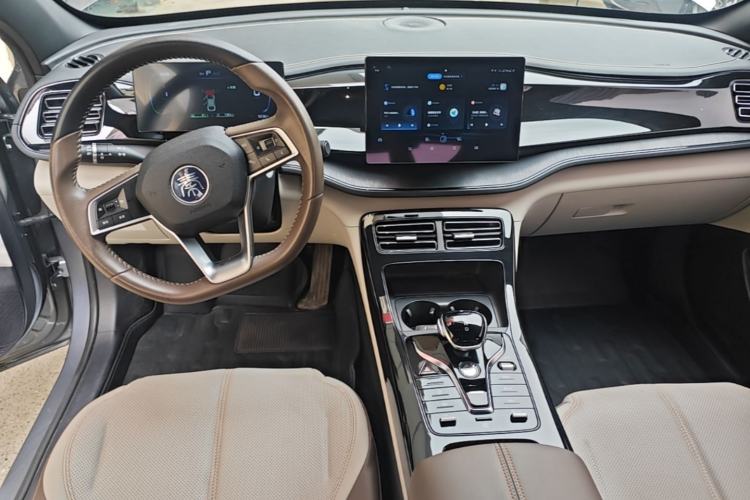Used BYD Qin PLUS 2023 Champion Edition DM-i 55KM Leading Model Center Console