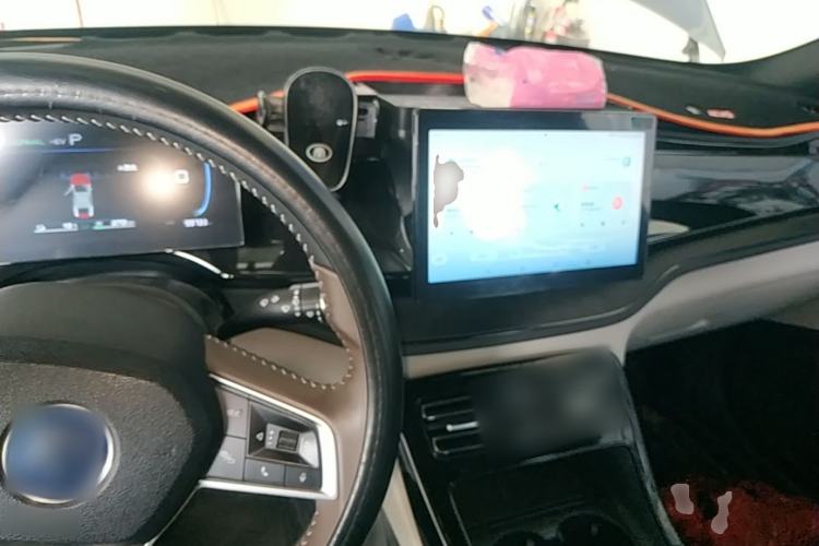 Used BYD Qin PLUS 2023 Champion Edition DM-i 55KM Leading Model Center Console