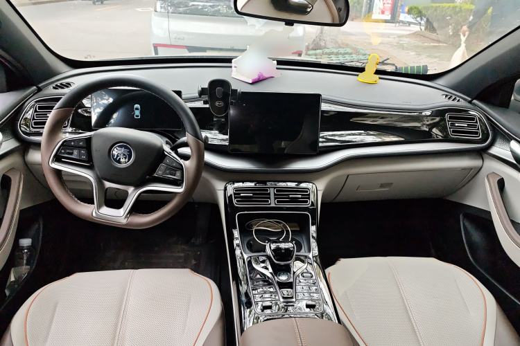 Used BYD Qin PLUS 2023 Champion Edition EV 510KM Beyond Model Center Console