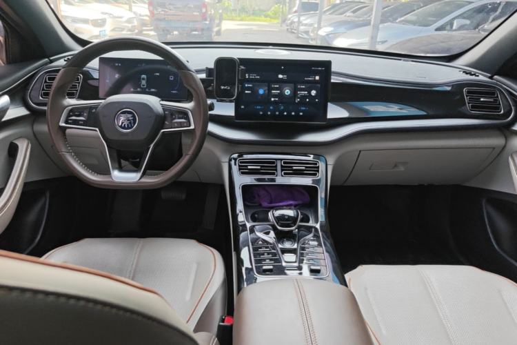 Used BYD Qin PLUS 2023 Champion Edition DM-i 120KM Excellence Model Center Console