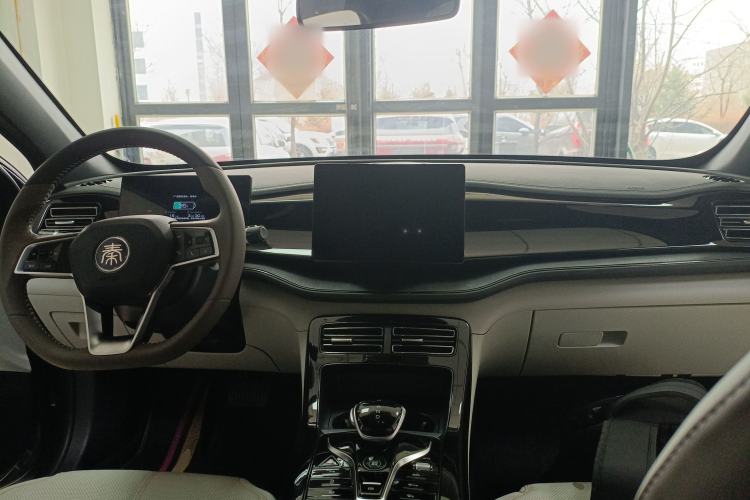 Used BYD Qin PLUS 2023 Champion Edition DM-i 55KM Leading Model Center Console