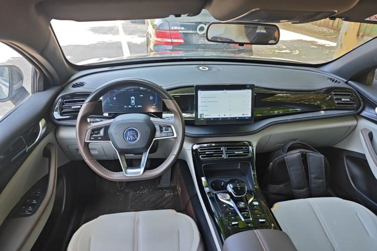 Used BYD Qin PLUS 2023 Champion Edition DM-i 55KM Leading Model Center Console