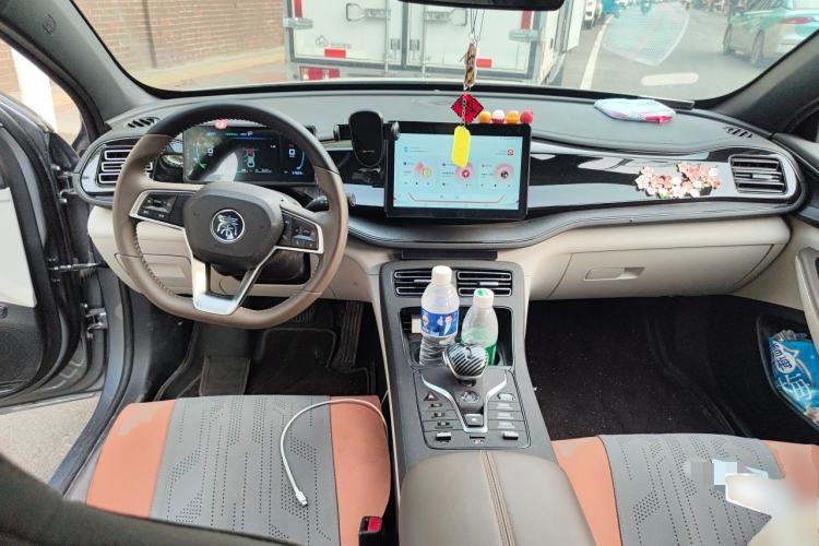 Used BYD Qin PLUS 2023 Champion Edition DM-i 55KM Leading Model Center Console