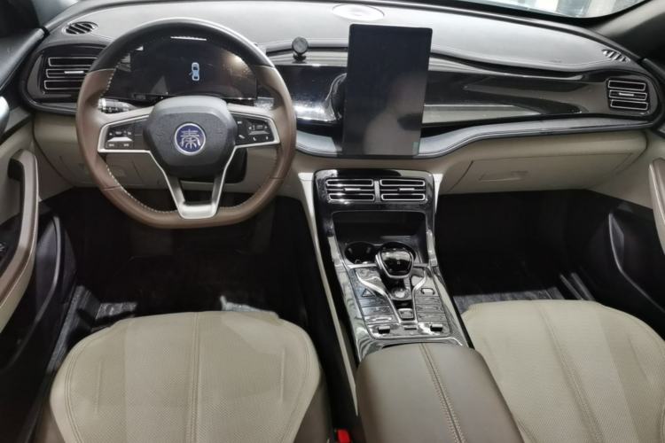 Used BYD Qin PLUS 2023 Champion Edition DM-i 55KM Leading Model Center Console