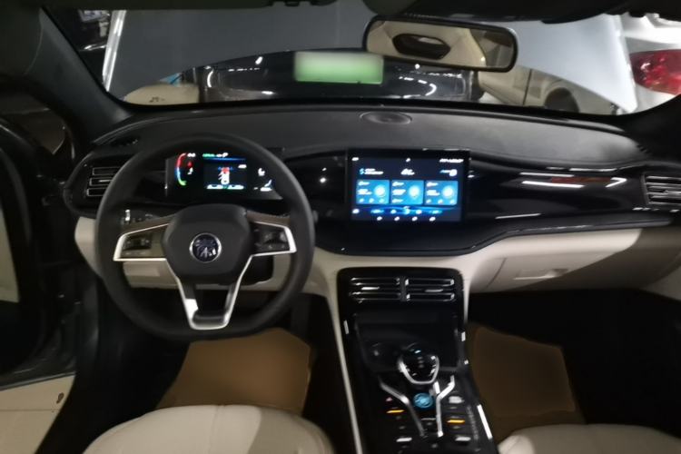 Used BYD Qin PLUS 2023 Champion Edition DM-i 55KM Leading Model Center Console