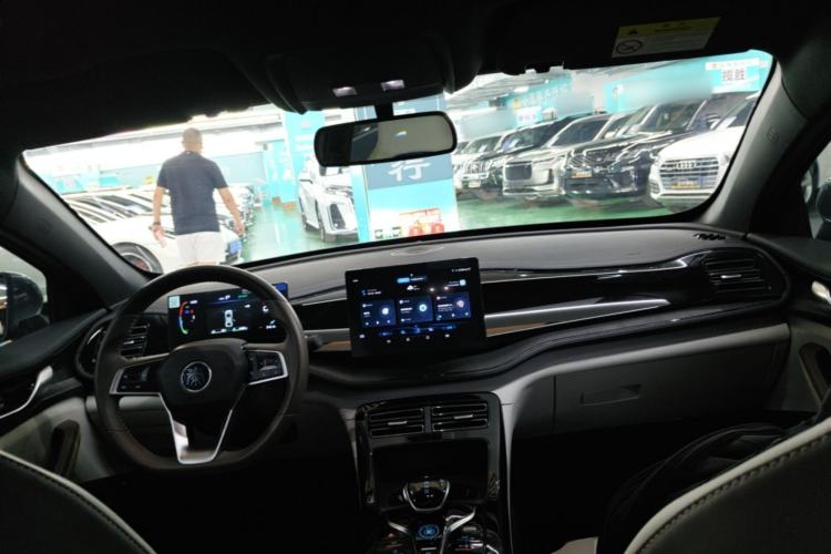 Used BYD Qin PLUS 2023 Champion Edition DM-i 55KM Leading Model Center Console