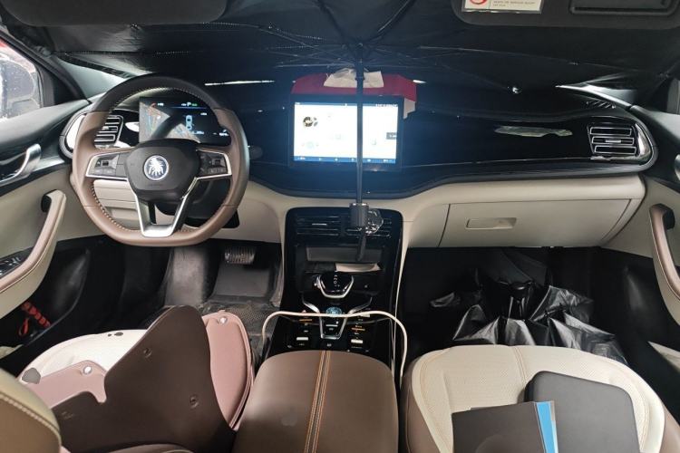 Used BYD Qin PLUS 2023 Champion Edition DM-i 55KM Leading Model Center Console